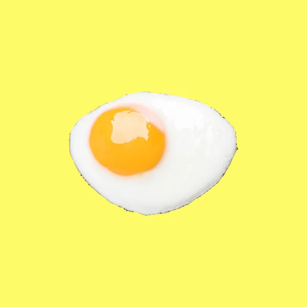 Вкусное Жареное Куриное Яйцо Желтом Фоне Вид Сверху — стоковое фото