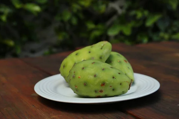Smaklig Taggig Päron Frukt Träbord Utomhus — Stockfoto