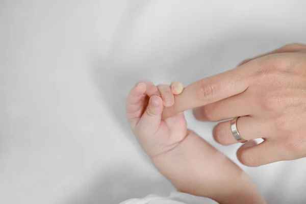 Μωρό Που Κρατά Χέρι Της Μητέρας Στο Κρεβάτι Κοντινό Πλάνο — Φωτογραφία Αρχείου