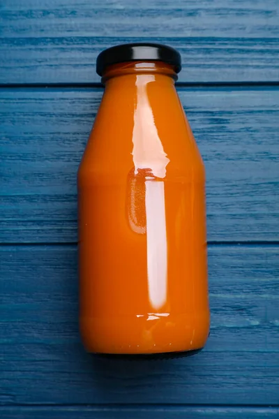 Jugo Zanahoria Saludable Botella Vidrio Sobre Mesa Madera Azul Vista — Foto de Stock