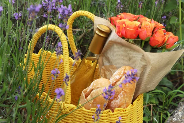 Yellow Wicker Bag Beautiful Roses Bottle Wine Baguettes Lavender Field — Stockfoto