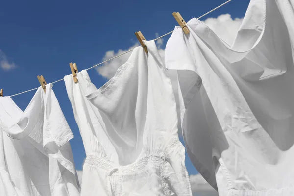 Temiz Giysiler Çamaşır Ipine Asılı Gökyüzüne Karşı Yakın Çekim Çamaşır — Stok fotoğraf