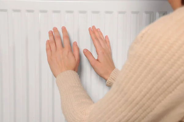 Vrouw Verwarmende Handen Witte Verwarming Radiator Close — Stockfoto