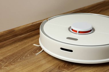 Robotik süpürge ahşap zeminde kapalı, yakın çekim