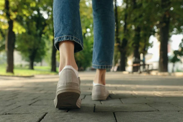 Γυναίκα Κομψά Αθλητικά Παπούτσια Περπατώντας Στο Δρόμο Της Πόλης Κοντινό — Φωτογραφία Αρχείου