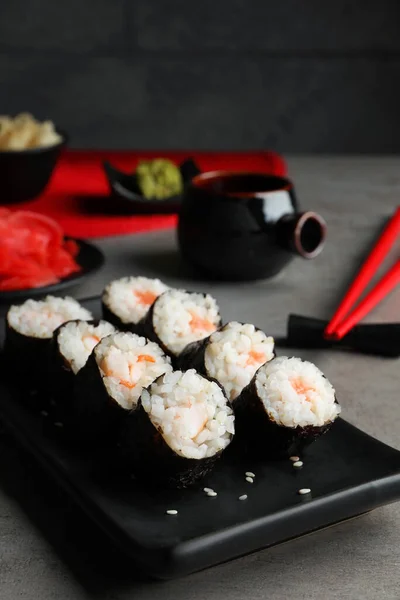 Chutné Sushi Rolky Podávané Šedém Stole — Stock fotografie