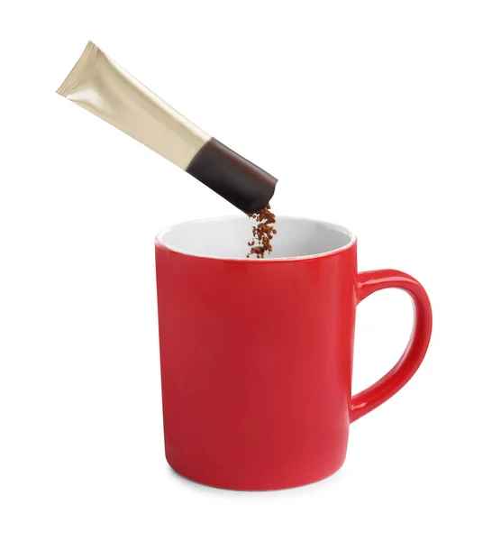Beyaz Arka Planda Kırmızı Fincana Aromatik Hazır Kahve Dökülüyor — Stok fotoğraf