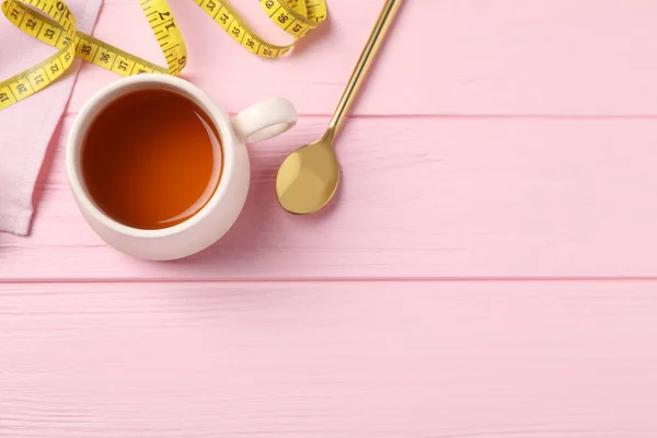 Lapos Feküdt Kompozíció Gyógynövény Diéta Tea Mérőszalag Rózsaszín Asztal Hely — Stock Fotó