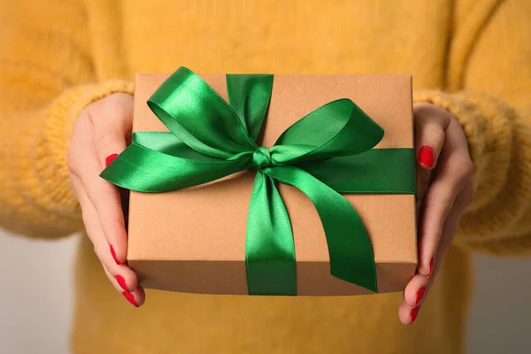 Julklapp Kvinna Innehav Presentförpackning Närbild — Stockfoto
