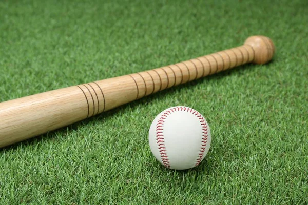 木制棒球棒 绿色草地上的球 体育设备 — 图库照片