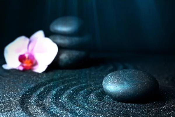 Kamienie Spa Kwiat Orchidei Czarnym Piasku Pięknym Wzorem Koncepcja Zen — Zdjęcie stockowe