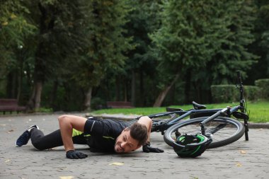 Bir adam parkta bisikletinden düştü.