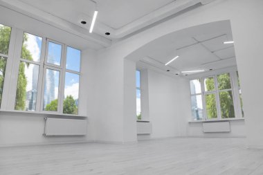 Temiz pencereli ve beyaz duvarlı yeni boş oda