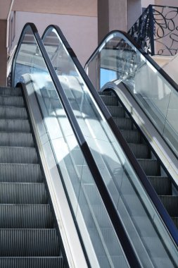 Küpeşte alışveriş merkezi ile modern yürüyen merdiven