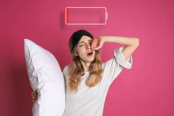 Unavená Žena Maskou Spaní Zívání Polštářů Ilustrace Vybité Baterie Růžovém — Stock fotografie