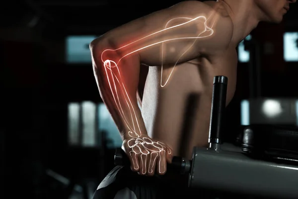 Compuesto Digital Huesos Resaltados Hombre Fuerte Trabajando Barras Paralelas Gimnasio —  Fotos de Stock