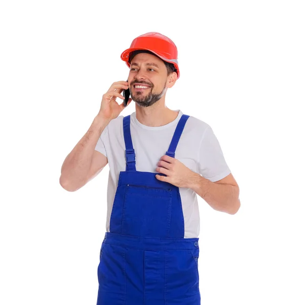 Profesjonalny Mechanik Mundurze Rozmawiający Przez Telefon Białym Tle — Zdjęcie stockowe
