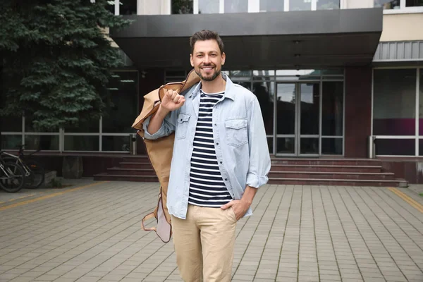 Ελκυστικός Χαρούμενος Άντρας Που Κρατάει Κάλυμμα Ρούχα Εξωτερικούς Χώρους Υπηρεσία — Φωτογραφία Αρχείου