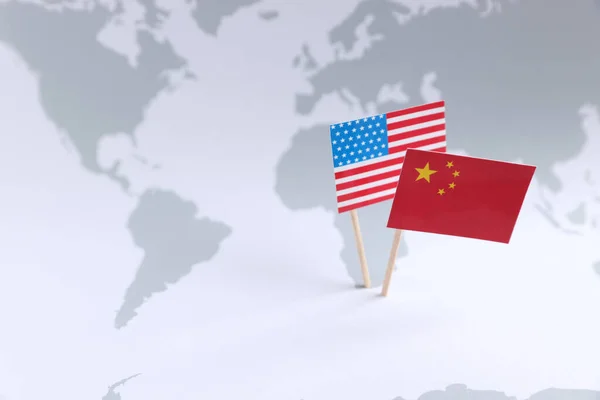 Dünya Haritasında Amerikan Çin Bayrakları Mesaj Için Boşluk Ticaret Savaş — Stok fotoğraf