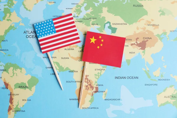 Amerikai Kínai Zászlók Világtérképen Felülnézetből Kereskedelmi Háborús Koncepció — Stock Fotó