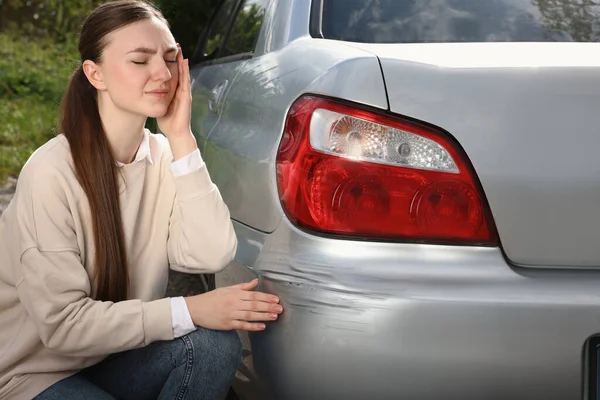 Mulher Estressada Perto Carro Com Arranhões Livre — Fotografia de Stock