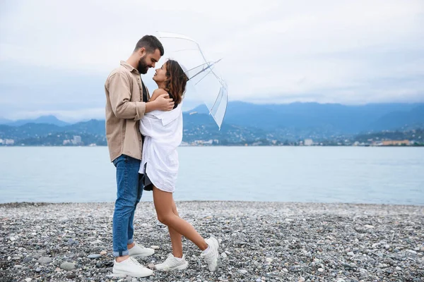 Jong Stel Met Paraplu Genieten Van Tijd Samen Onder Regen — Stockfoto