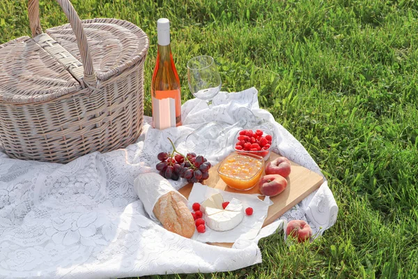 Picnic Blanket Tasty Food Basket Cider Green Grass Outdoors — Φωτογραφία Αρχείου
