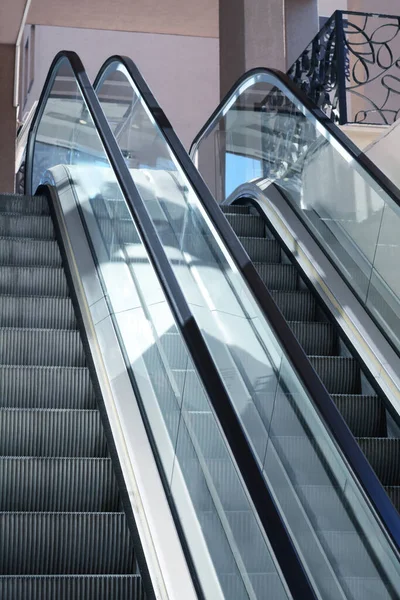 Modernas Escaleras Mecánicas Con Pasamanos Centro Comercial — Foto de Stock