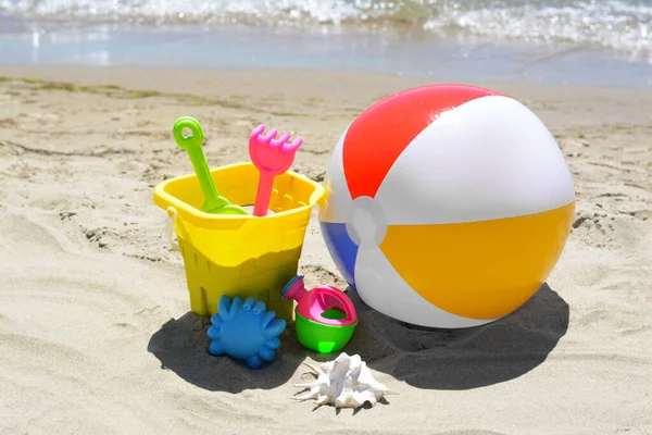 Plastik Plaj Oyuncakları Deniz Kenarındaki Kumda Şişme Top — Stok fotoğraf