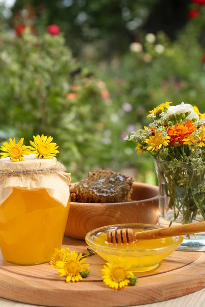Delicioso Mel Pentes Flores Diferentes Mesa Madeira Jardim — Fotografia de Stock