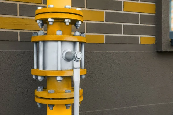 Gele Gasleiding Met Klep Buurt Van Bakstenen Muur Buiten Ruimte — Stockfoto