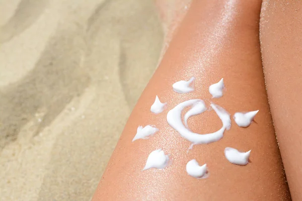 Słońce Narysowane Kremem Filtrem Kobiecej Nodze Plaży Zbliżenie Miejsce Tekst — Zdjęcie stockowe