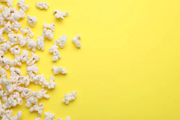Leckeres Popcorn Auf Gelbem Hintergrund Flach Liegend Raum Für Text — Stockfoto