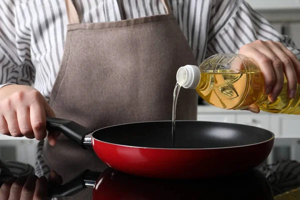 Woman Pouring Cooking Oil Bottle Frying Pan Stove Closeup — Stock Photo, Image