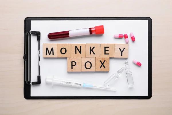 Composição Leigos Planos Com Palavras Monkeypox Feito Quadrados Tubo Teste — Fotografia de Stock