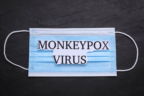 Ιατρική Μάσκα Προσώπου Λέξεις Monkeypox Virus Σκούρο Φόντο Top View — Φωτογραφία Αρχείου