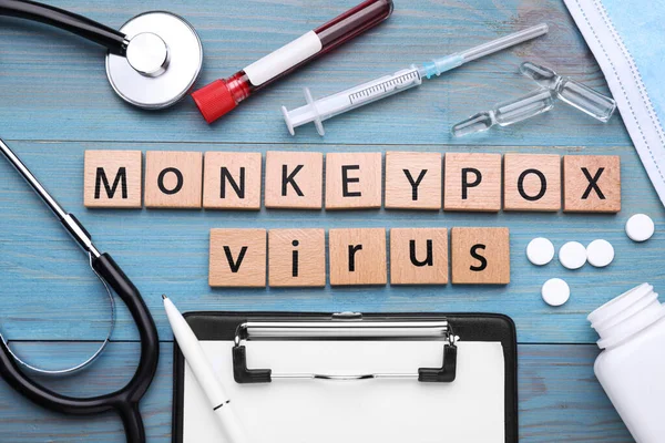 Composição Leigos Planos Com Palavras Vírus Monkeypox Feito Quadrados Medicamentos — Fotografia de Stock