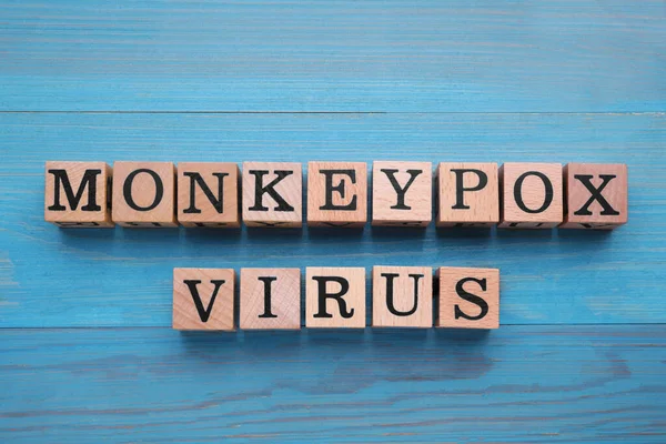 Palavras Vírus Monkeypox Feito Cubos Com Letras Mesa Madeira Azul — Fotografia de Stock