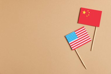 Bej arka planda Amerikan ve Çin bayrakları, yazı için yeri olan üst manzara. Ticaret savaşı.