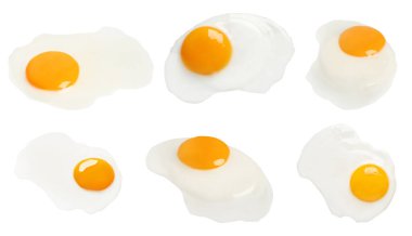 Beyaz arka planda leziz sahanda yumurta.