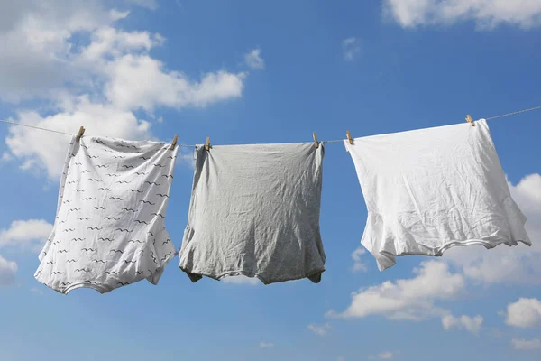 Gökyüzüne Karşı Temiz Giysilerle Çamaşır Ipi Çamaşırları Dışarıda Kurutuyorum — Stok fotoğraf