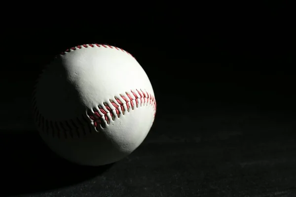 Pelota Béisbol Sobre Fondo Negro Espacio Para Texto Deportes Juego — Foto de Stock