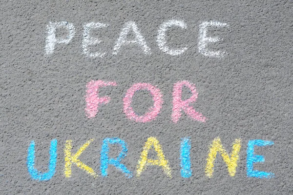 Слова Мир Украине Написаны Красочными Мелом Асфальте Открытом Воздухе Вид — стоковое фото