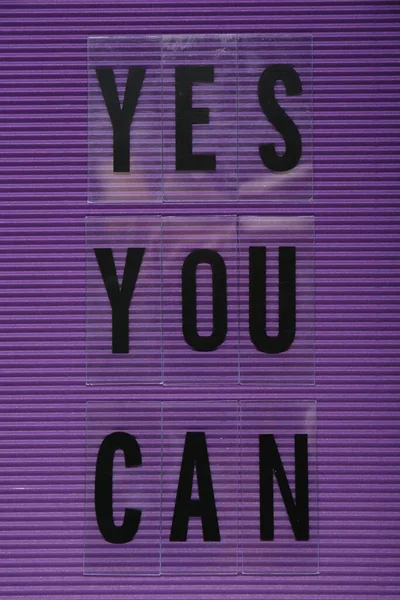Fráze Yes You Can Plastic Letters Purple Background Top View — Stock fotografie