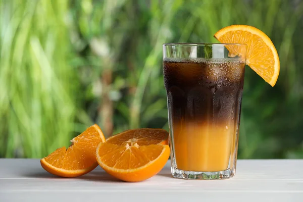 Lekker Verfrissend Drankje Met Koffie Sinaasappelsap Witte Tafel Tegen Wazige — Stockfoto