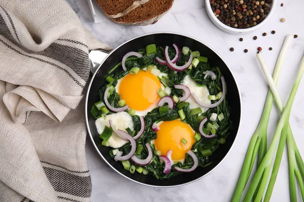 Lezzetli Shakshouka ve beyaz mermer masa üzerindeki malzemelerle bembeyaz bir kompozisyon.