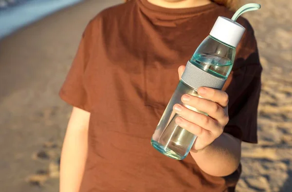 Donna Possesso Bottiglia Vetro Con Acqua Sulla Spiaggia Sabbia Primo — Foto Stock