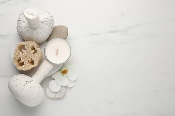 Flache Liegekomposition Mit Verschiedenen Wellness Produkten Auf Weißem Marmortisch Raum — Stockfoto