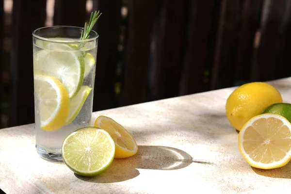 Sommar Uppfriskande Lemonad Och Ingredienser Ljusbord Utomhus Utrymme För Text — Stockfoto