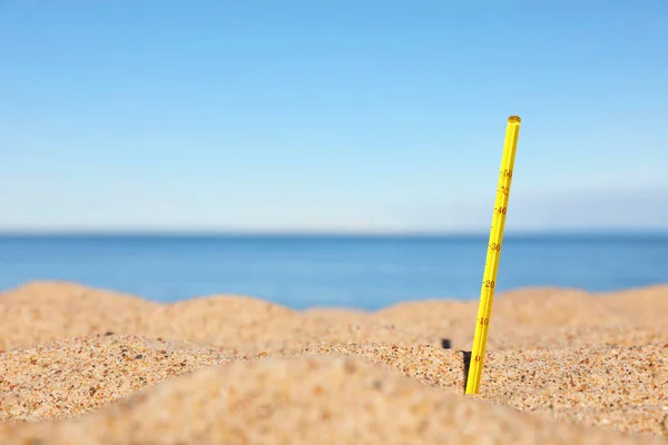 Termometro Meteo Giallo Sabbia Vicino Mare Spazio Testo — Foto Stock